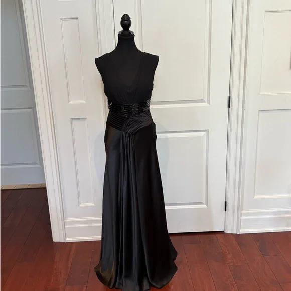 Elegant Black Evening Gown with Beaded Waist - Picture 3 of 6